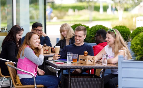 People at a cafe