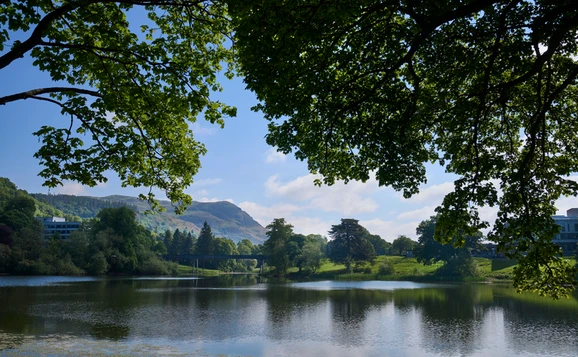 Airthrey Loch in the sunshine