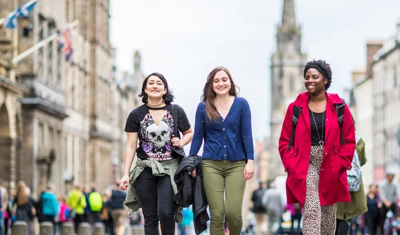 students walking in edinburgh