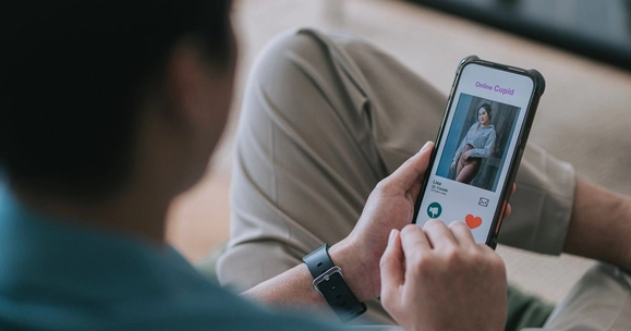 Couples who meet online are less happy in love according to new study