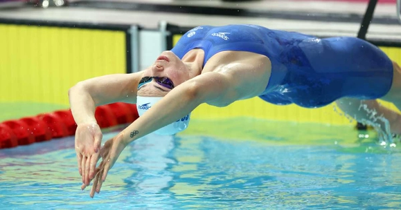 Katie Shanahan dives in at the Commonwealth Games./