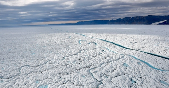 Stirling scientists monitor Manhattan-sized glacier break