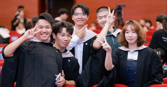 Students graduating from ����Vlog�ƽ�� College, Chengdu University partnership.