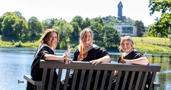 Hundreds celebrate their achievements on ���ϲ����� campus as temperatures soar