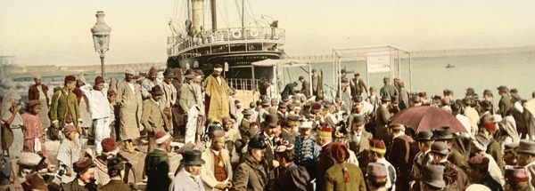 Europeans disembarking in Algiers by steam boat in 1899 (Detroit Publishing Co., Public domain)