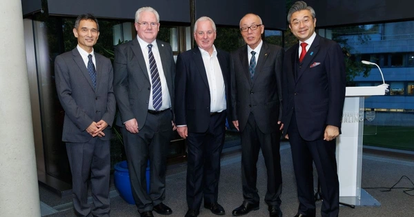 Katsutoshi Takeda, Consul General of Japan, Professor Sir Gerry McCormac, Principal and Vice-Chancellor, Lord Jack McConnell, Chancellor, Mr Hiroshi Nose, Director of the Nagasaki National Peace Memorial Hall for the Atomic Bomb Victims, His Excellency Mr Hiroshi Suzuki, Japanese Ambassador to the United Kingdom