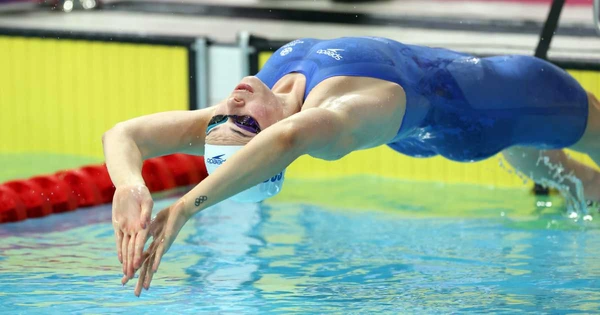 Katie Shanahan dives in at the Commonwealth Games./