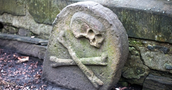 Headstone with skull and crossbones