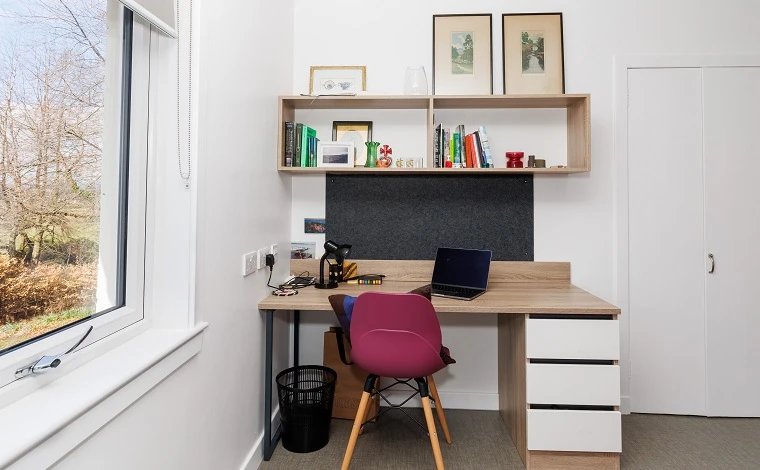 Desk in a bedroom in Kingarth