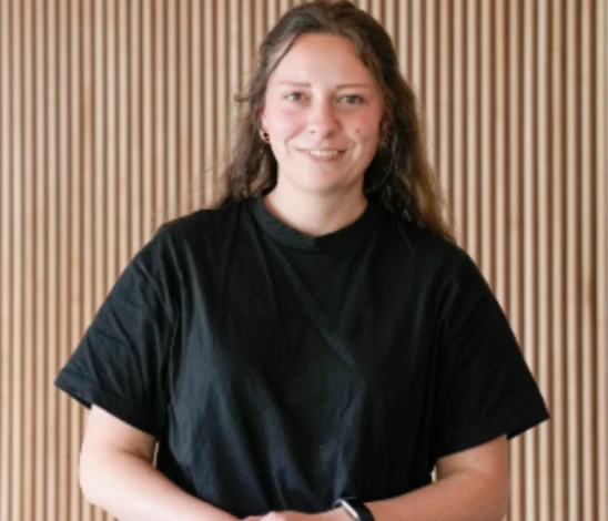 Womans smiling with wooden background
