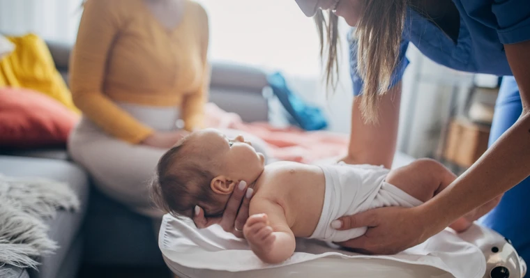 Image for article: Health visitors help postnatal mothers stay smoke-free, study finds