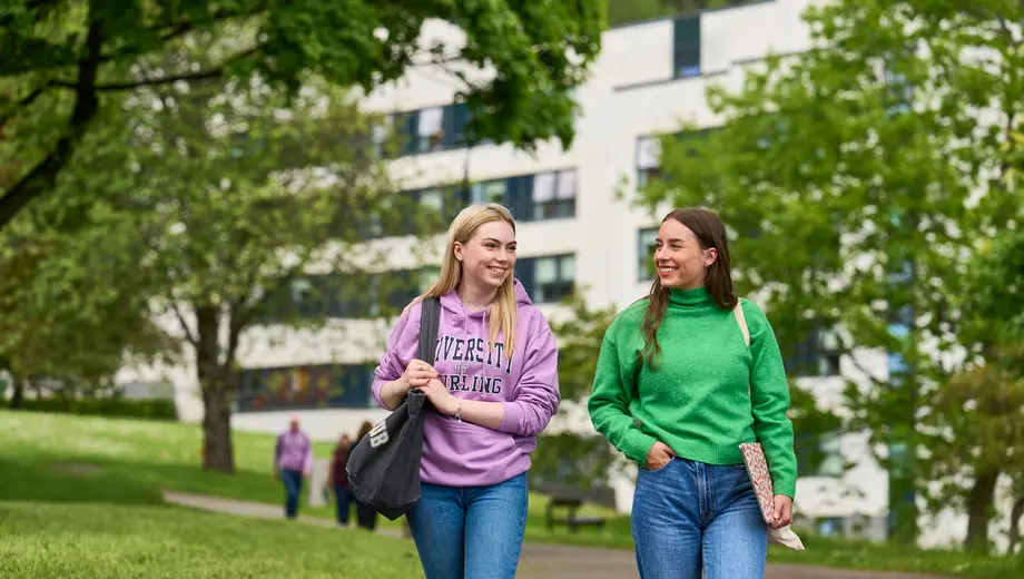 两个学生在住宿建筑物附近行走